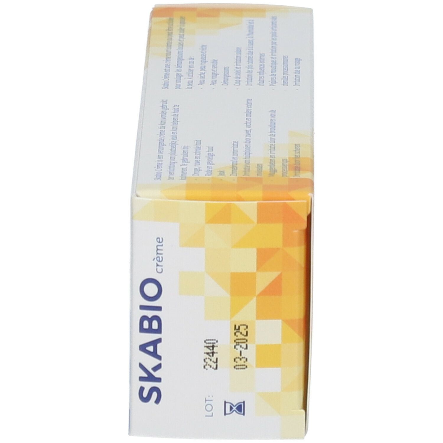 Zijkant van de SKABIO crème doos. Lotnummer en vervaldatum. Wit met blauw design.