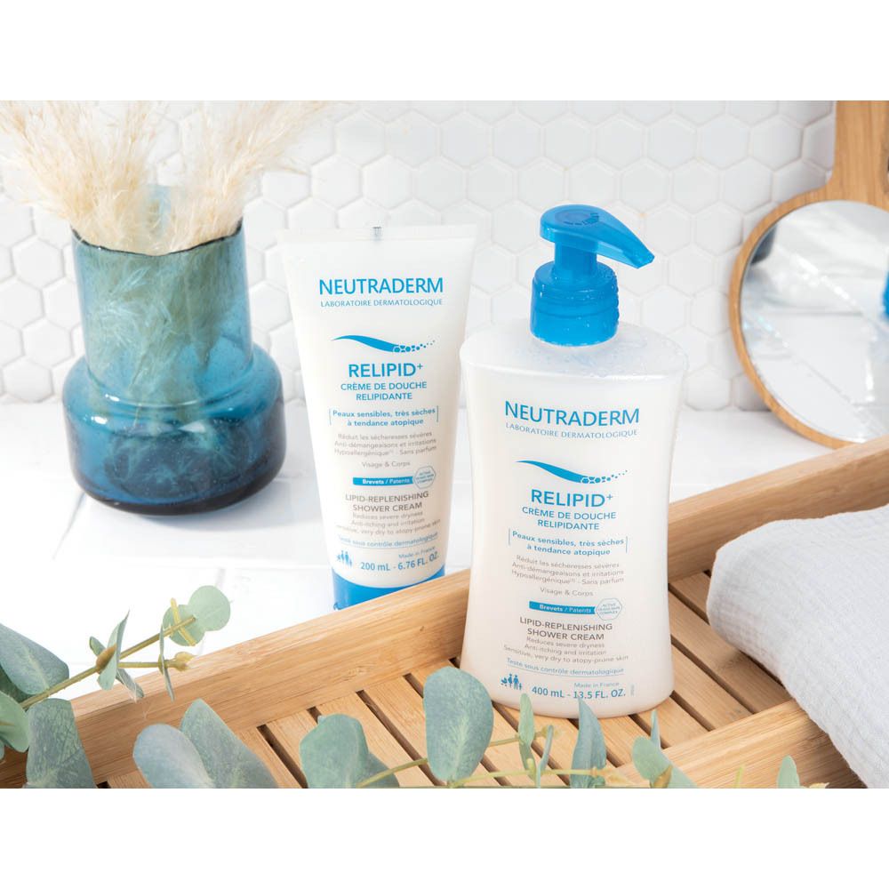 Neutraderm Relipid+ Crème de douche et crème. Sur un plateau. Miroir et décoration.