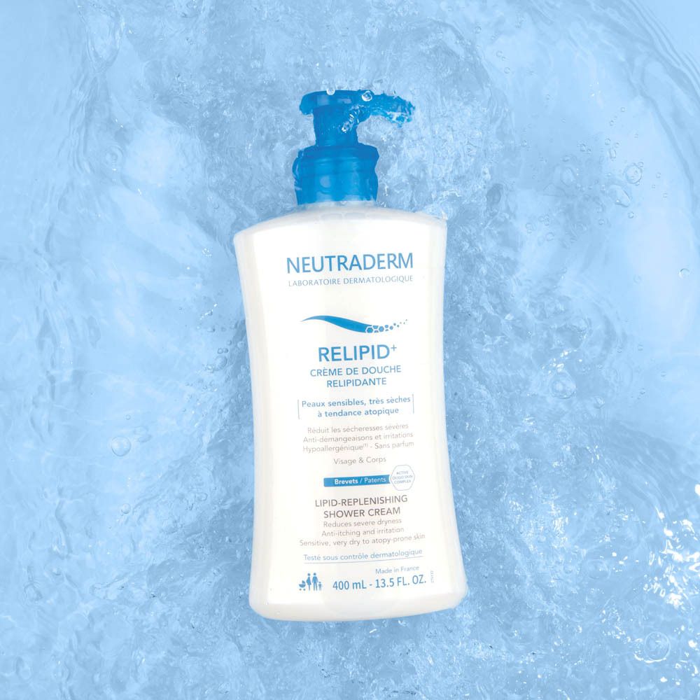 Neutraderm Relipid+ Crème de douche dans l'eau. Flacon blanc avec pompe bleue.