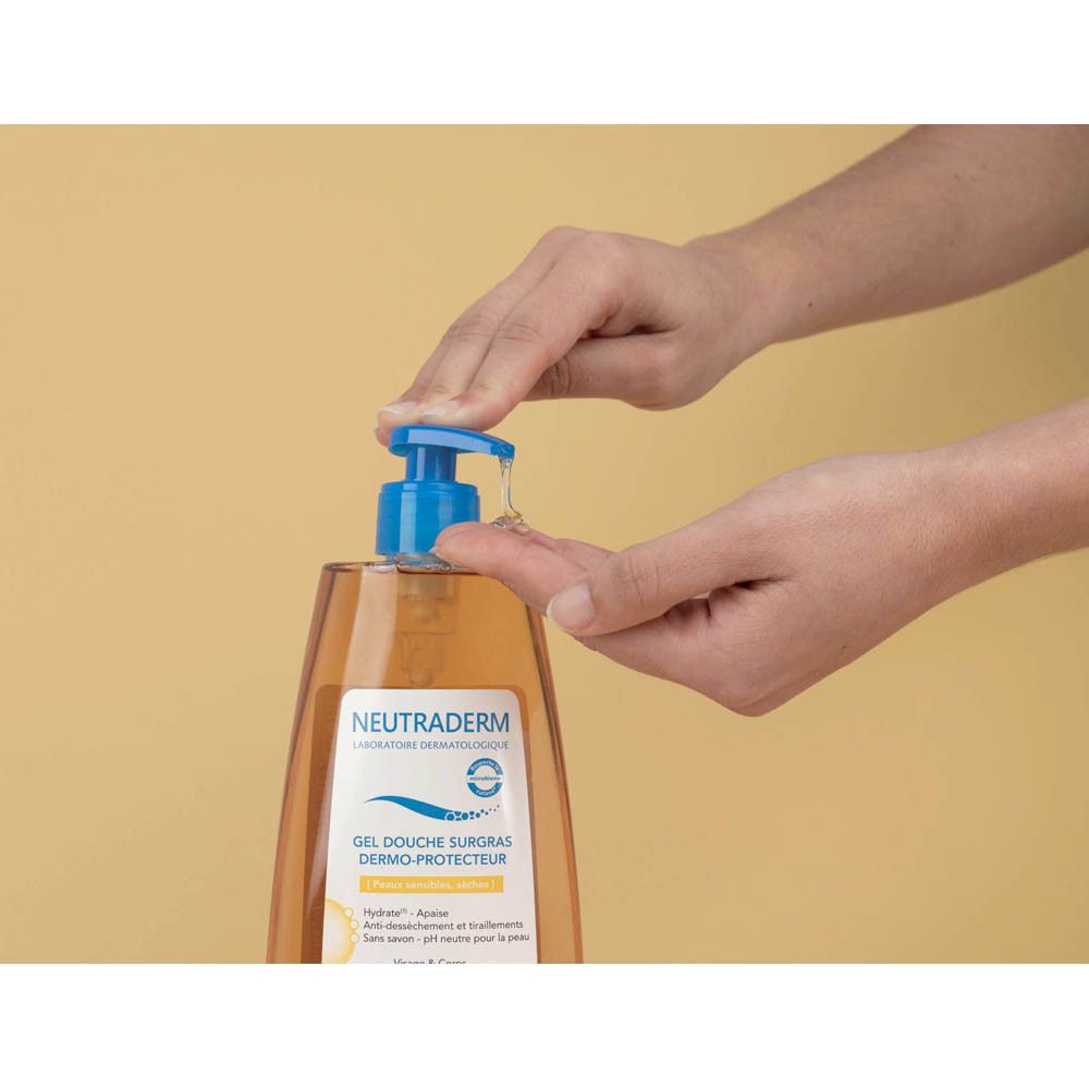 Hand die Neutraderm douchegel uit een fles met blauwe pomp drukt. Gel op de hand.