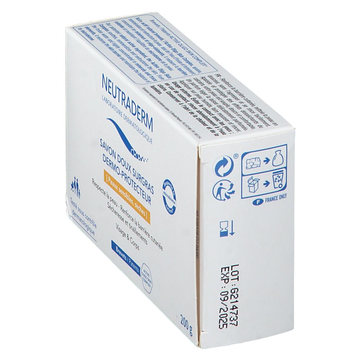 Schräg gestellte weiße Neutraderm-Verpackung. Produktbezeichnung und Informationen. Enthält 200 g Seife. Mit Recycling-Symbolen.