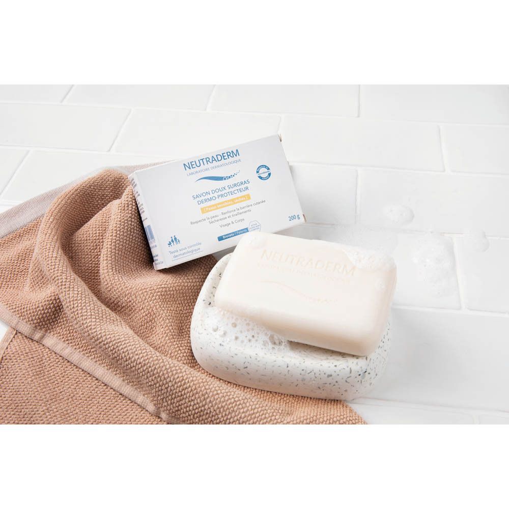 Zeep en verpakking op een handdoek en een zeepbakje. Neutraderm-verpakking en zeep.