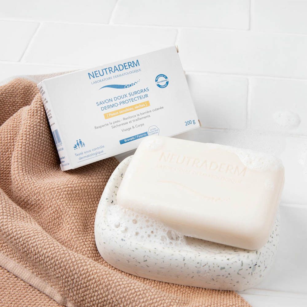 Zeep en verpakking op een handdoek en een zeepbakje. Neutraderm-verpakking en zeep.