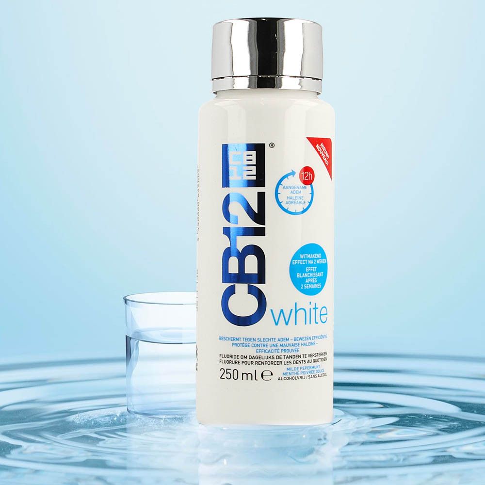Witte fles CB12 White met zilveren dop. 250 ml. Glas ernaast. Opschrift: Whitening effect.