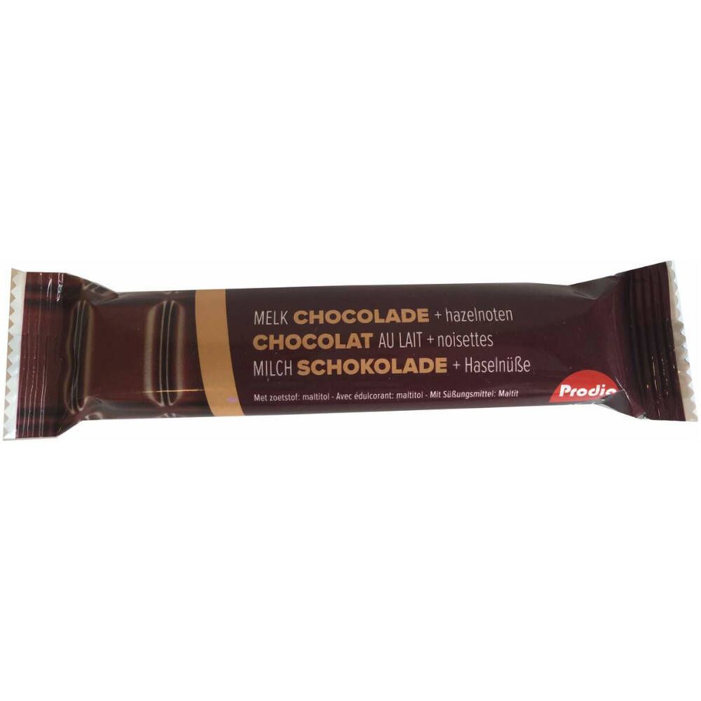 Chocoladereep in bruine verpakking. Tekst: Melkchocolade + hazelnoten. Merk: Prodia.