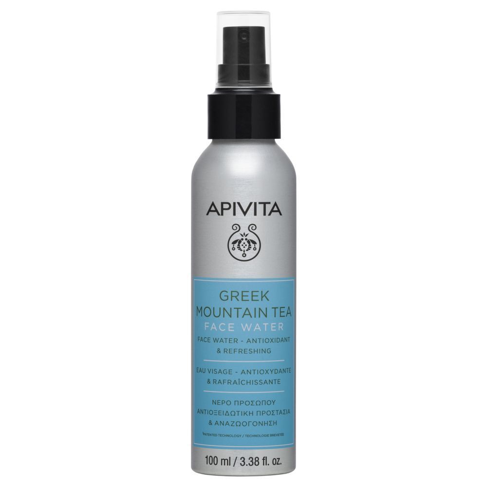 Flacon spray argenté, bouchon noir. Étiquettes bleues avec texte. Marque APIVITA.