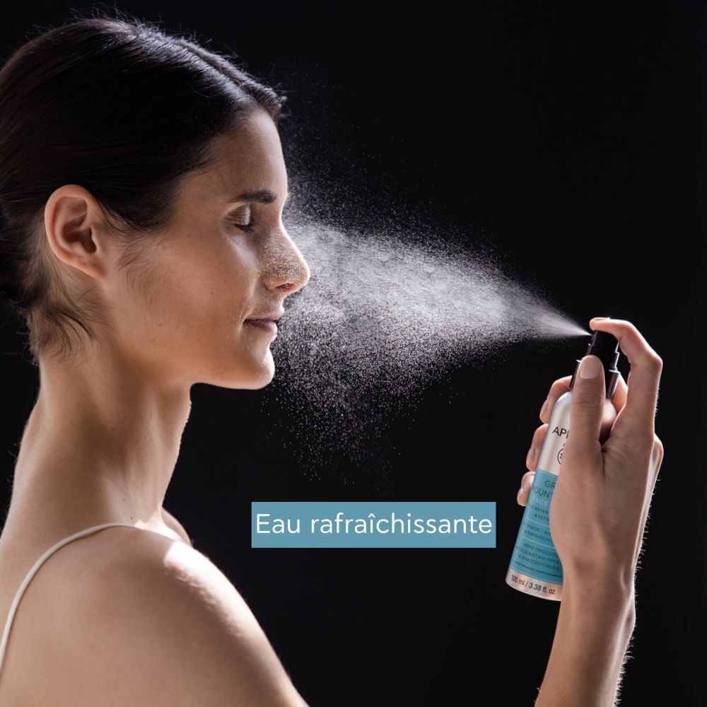 Femme vaporisant le produit sur son visage. Texte : Eau rafraîchissante.