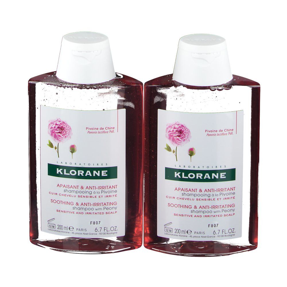 Deux flacons de shampooing avec bouchons blancs. Étiquette avec texte et image de pivoine. Nom du produit: KLORANE Shampooing à la pivoine.