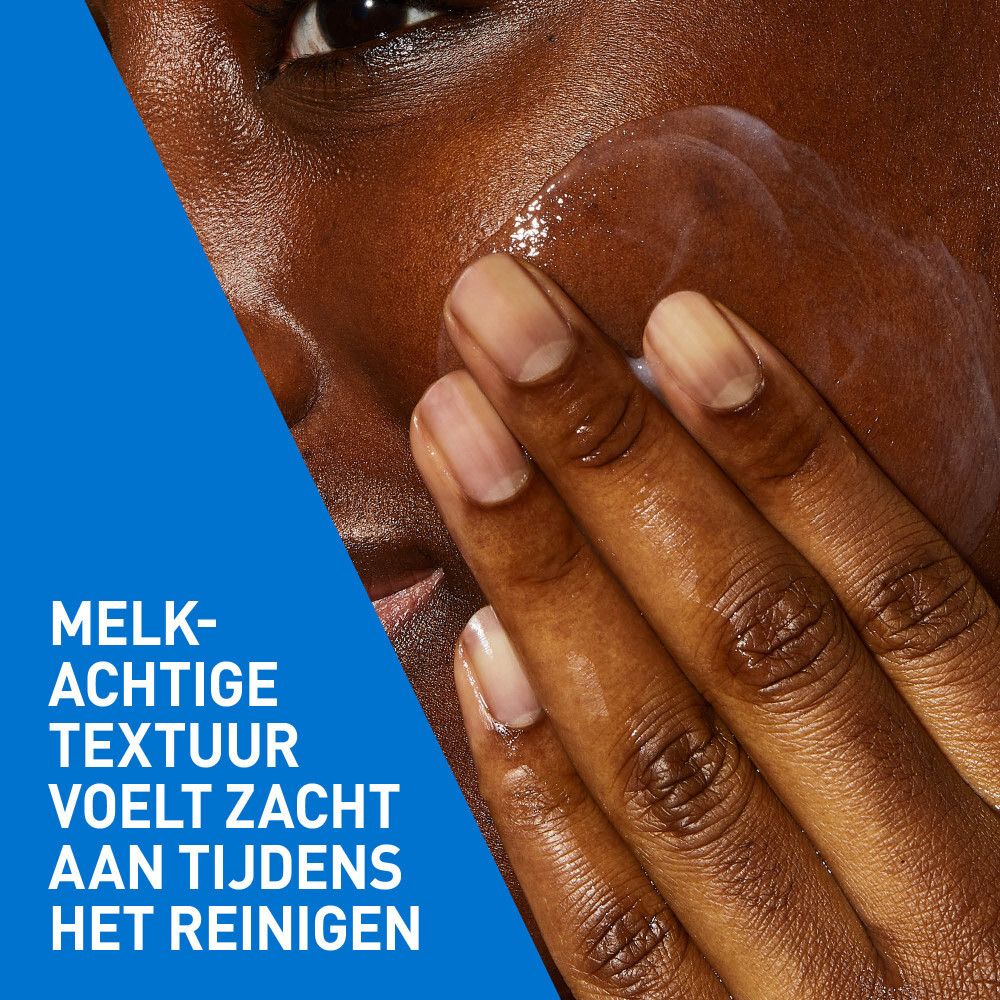 Close-up van een hand die een product op het gezicht aanbrengt. Tekst: Melk-achtige textuur voelt zacht aan tijdens het reinigen.