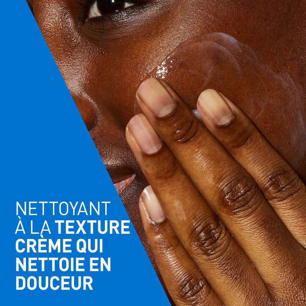 Gros plan d'une main appliquant un produit sur le visage. Texte : Nettoie en douceur.