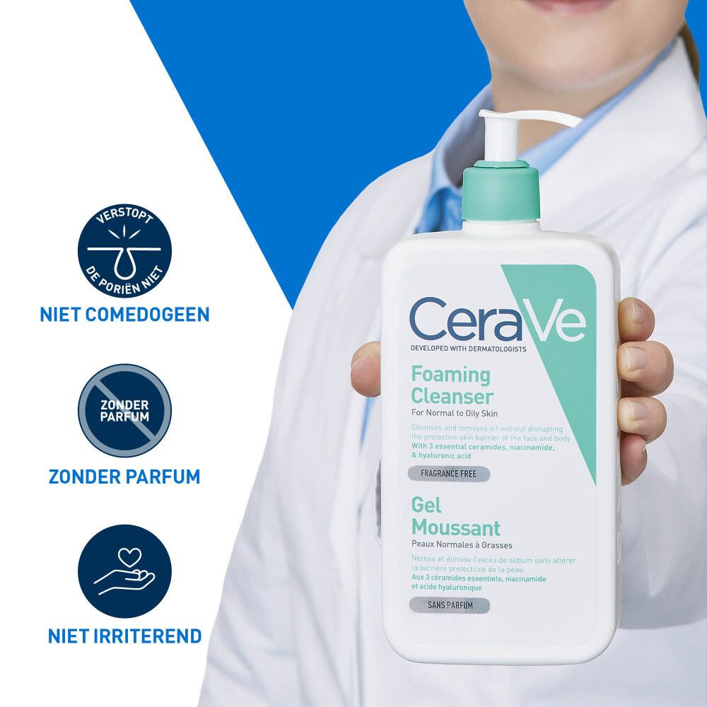 CeraVe Foaming Cleanser. Fles in iemands hand. Tekst.
