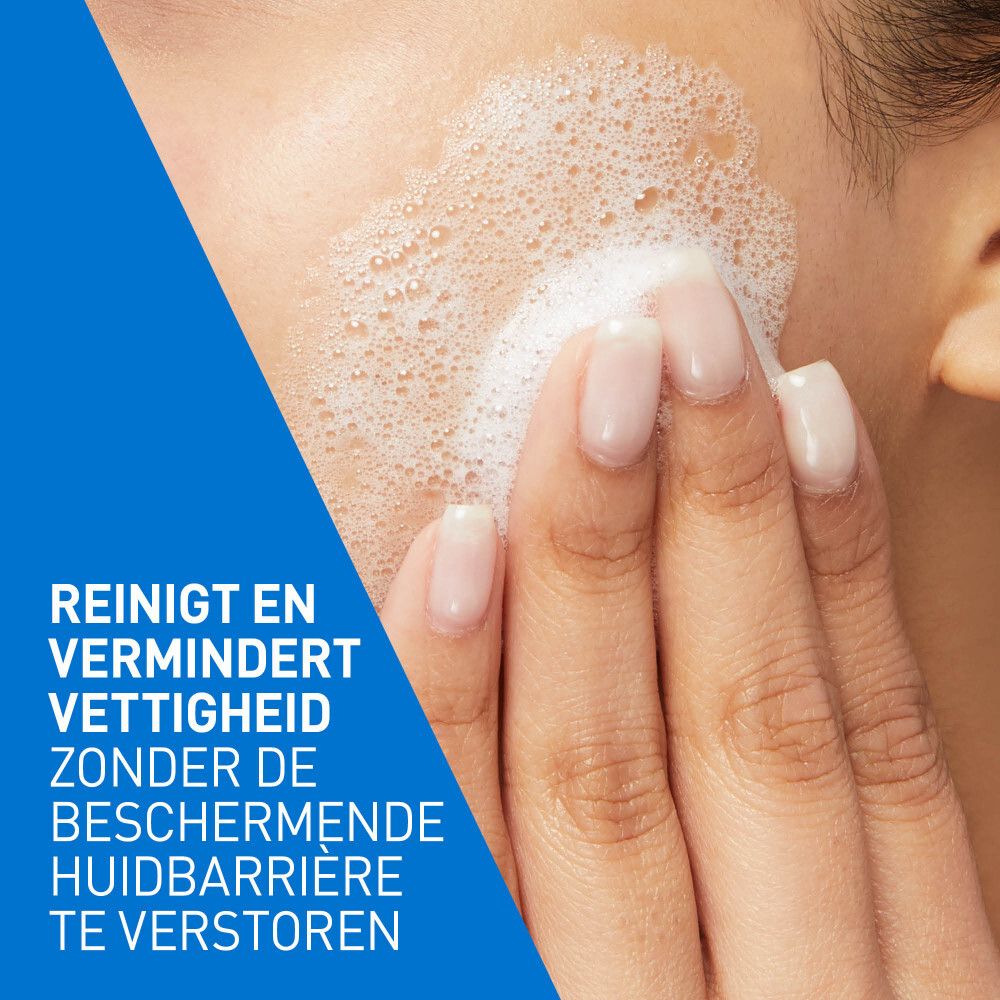 Schuim op gezicht. Tekst: Reinigt en vermindert vettigheid.