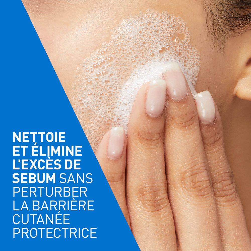 Gros plan d'une main appliquant de la mousse sur un visage. Texte : Nettoie et élimine l'excès de sébum.