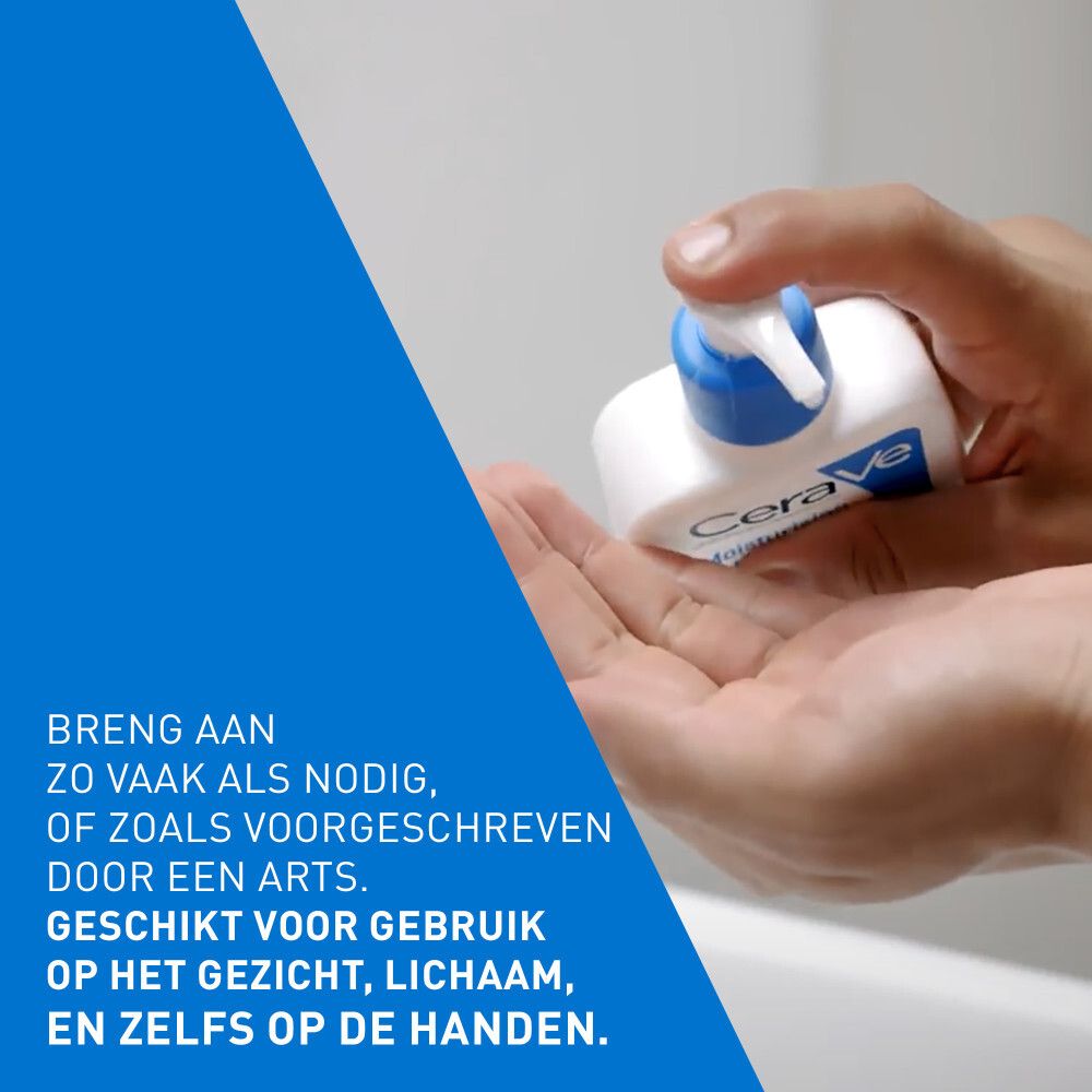 Persoon houdt een witte fles met blauwe pomp vast. Opschrift CeraVe.
