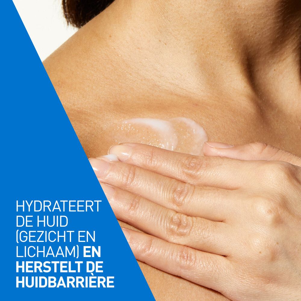Persoon brengt lotion aan op de huid. Witte fles met blauwe pomp.