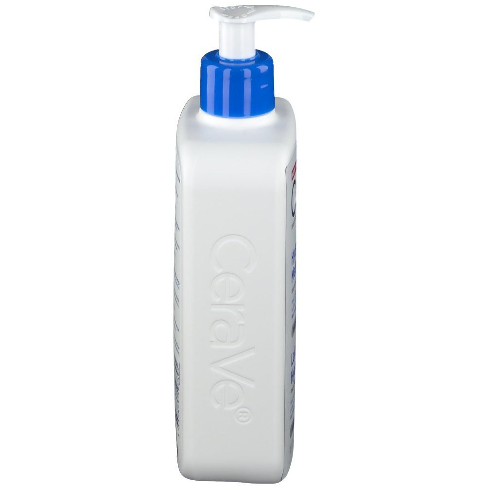 Witte fles met blauwe pomp. De naam CeraVe is zichtbaar op de fles.
