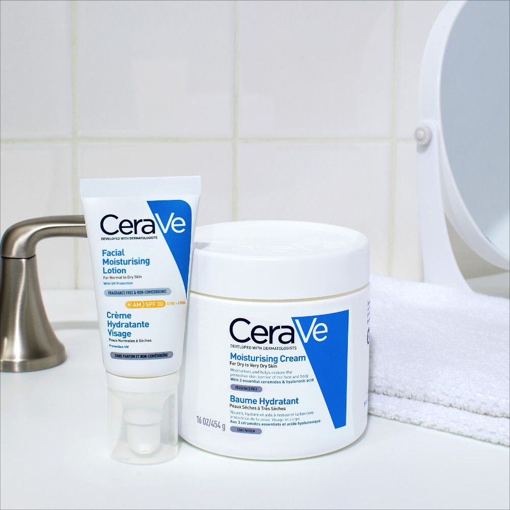 CeraVe producten: Moisturising Cream en gezichtscrème. Op een wastafel.