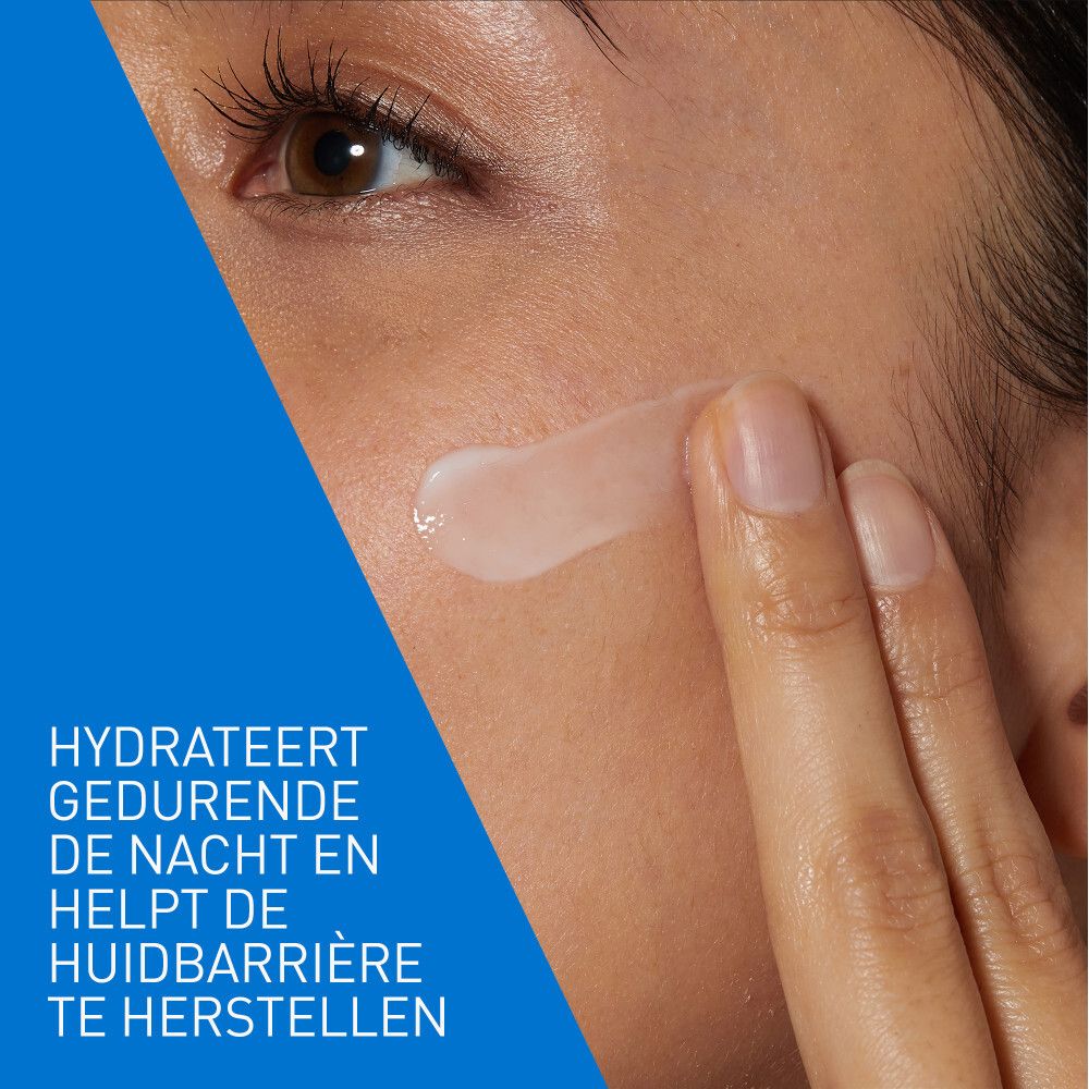 Vrouw brengt crème aan. Tekst: Hydrateert gedurende de nacht en helpt de huidbarrière te herstellen.