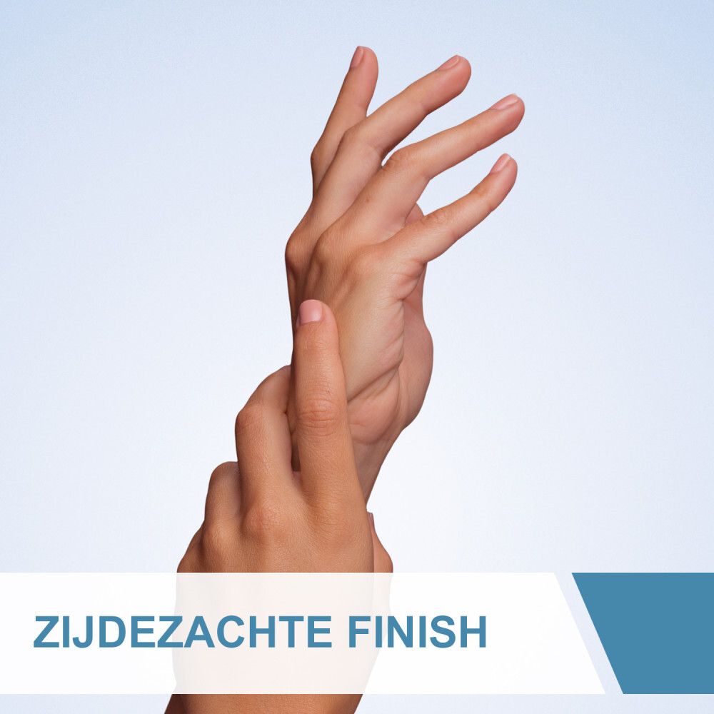 Handen die crème aanbrengen. Tekst: 'ZIJDEZACHTE FINISH'.