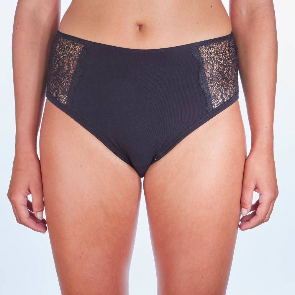 Culotte noire taille haute avec empiècements en dentelle. Vue de face, portée par une personne.