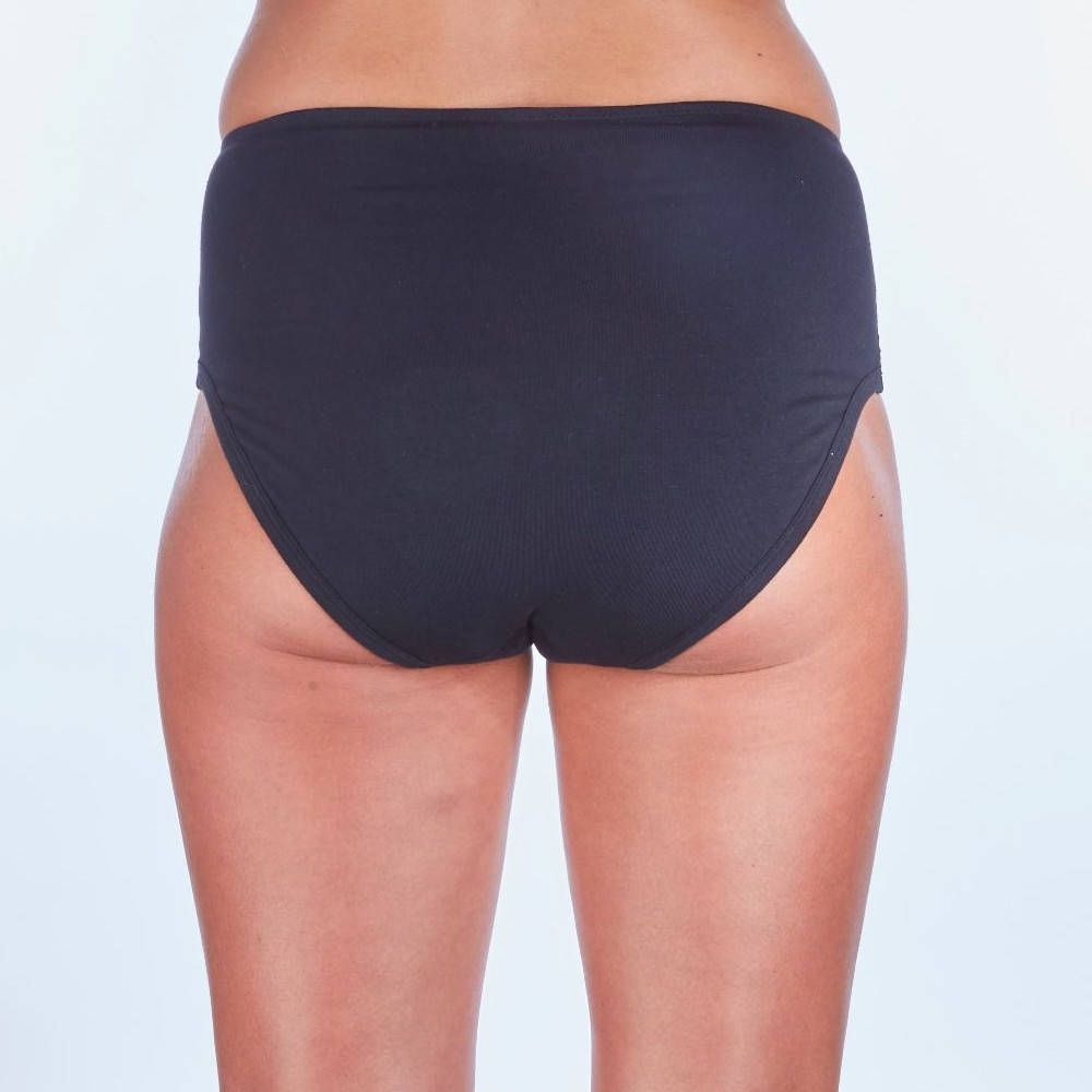 Culotte noire taille haute. Vue arrière, portée par une personne.