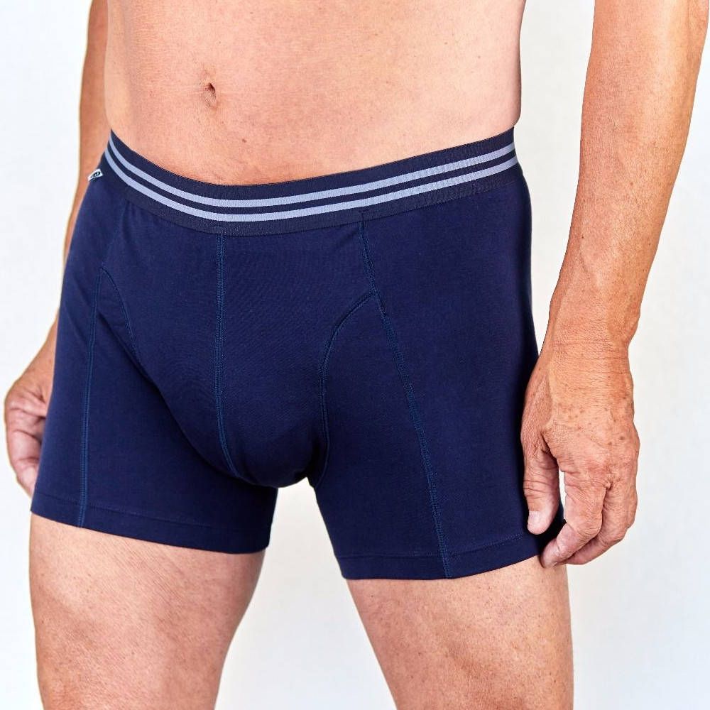 Boxer short bleu foncé avec ceinture rayée grise. L'homme porte le sous-vêtement.