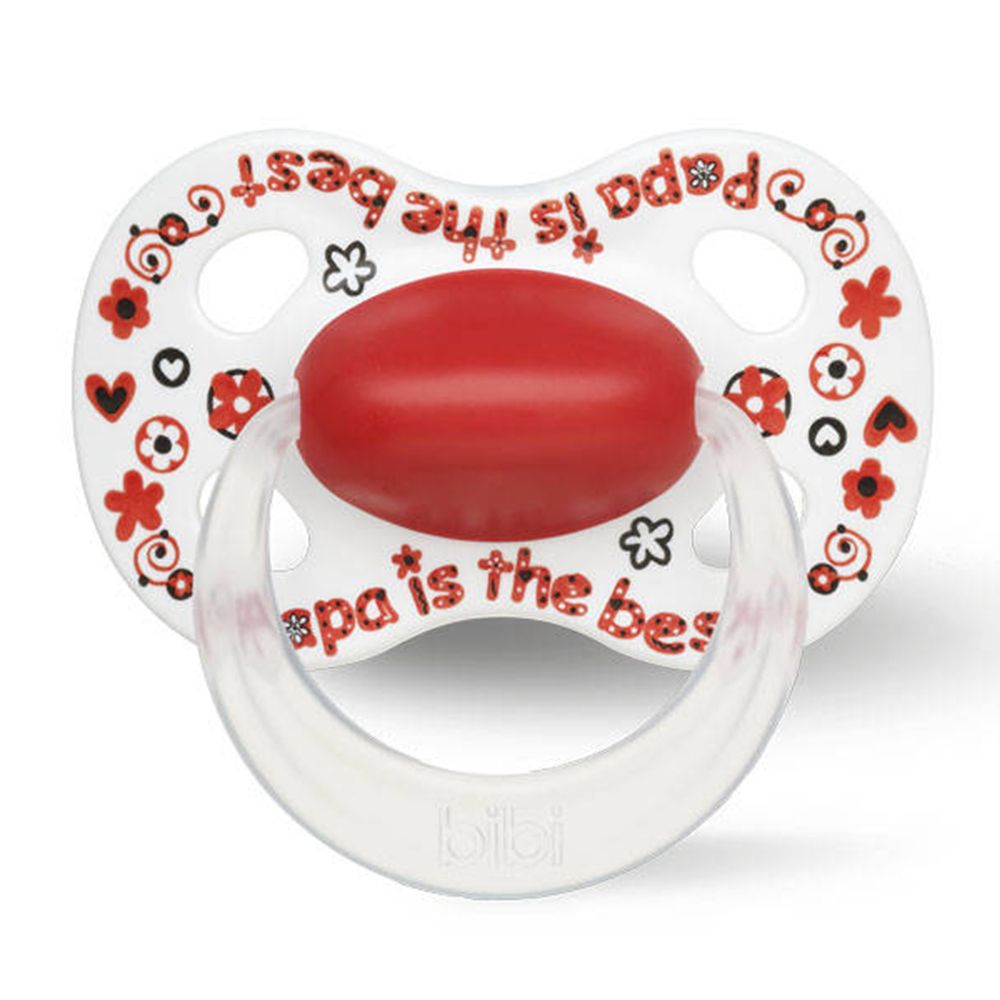 Weißer Schnuller mit rotem Sauger und transparentem Ring. Auf dem Schild steht "Papa is the best" mit roten Elementen. Marke: bibi.