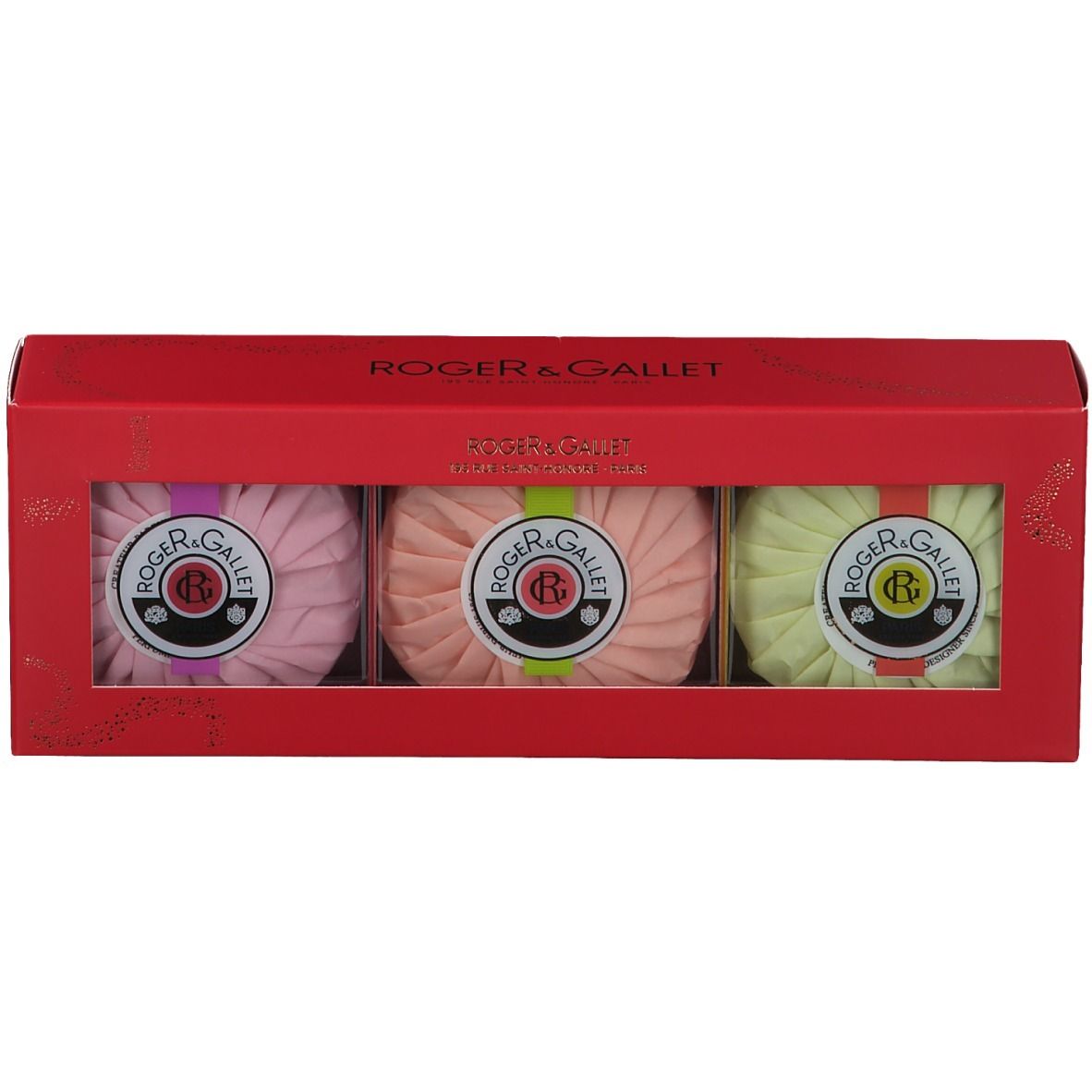 Coffret rouge avec trois savons parfumés. Chaque savon est emballé. Marque Roger & Gallet.