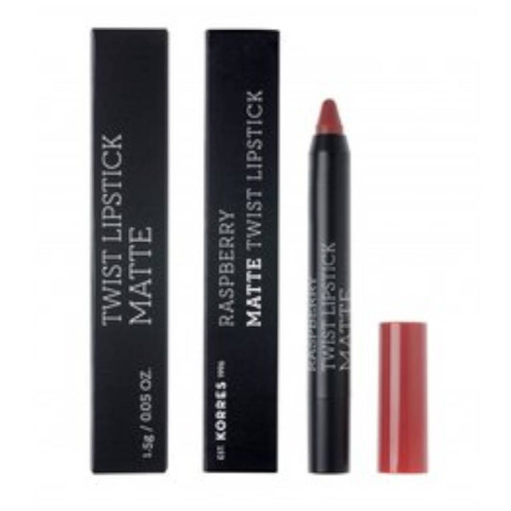 Lipstick en verpakking. Zwarte verpakking met witte tekst. Lipstickstift met rode dop. Merk: Korres.