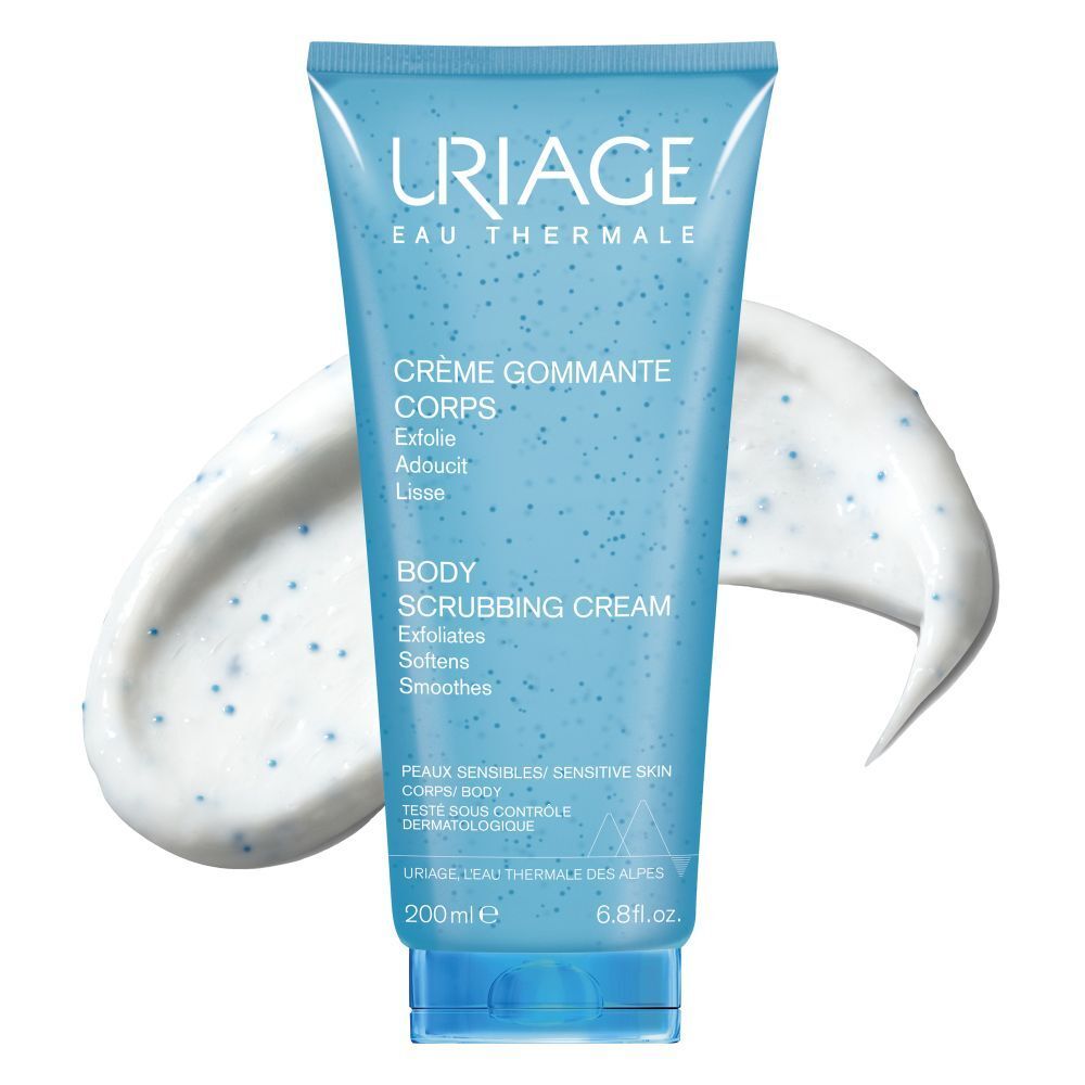 Uriage Body Scrubbing Cream. Product op de huid aangebracht. Tekst: Zachte Exfoliërende Lichaamsscrub.