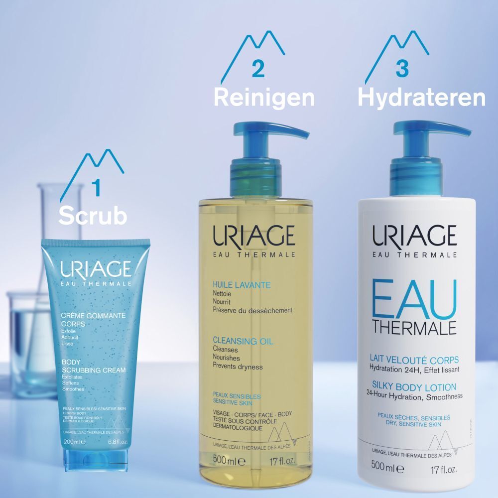 Uriage Body Scrubbing Cream. Product op de huid aangebracht. Tekst: Zachte Exfoliërende Lichaamsscrub.
