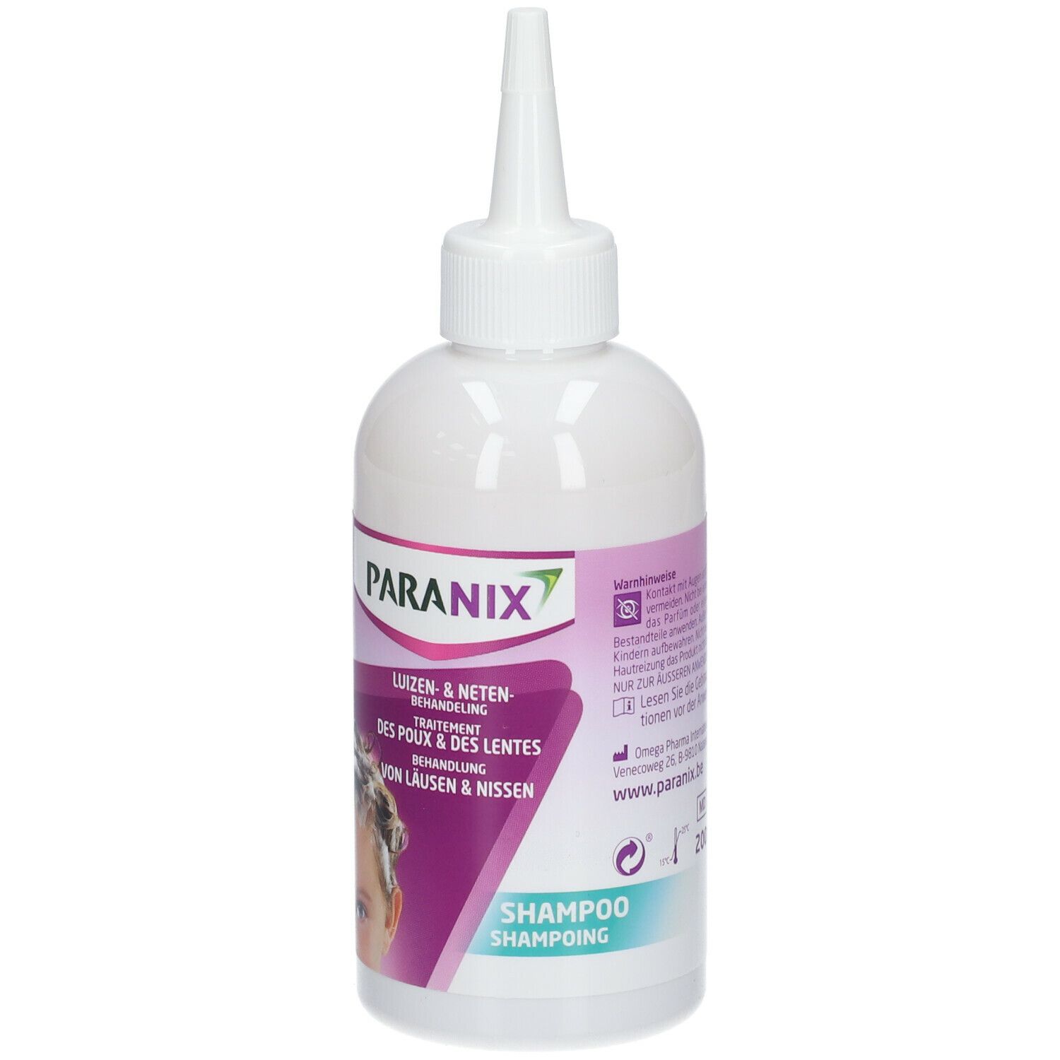 Witte fles met puntige applicator. Etiket met productnaam en tekst. Kind met schuim op het hoofd.
