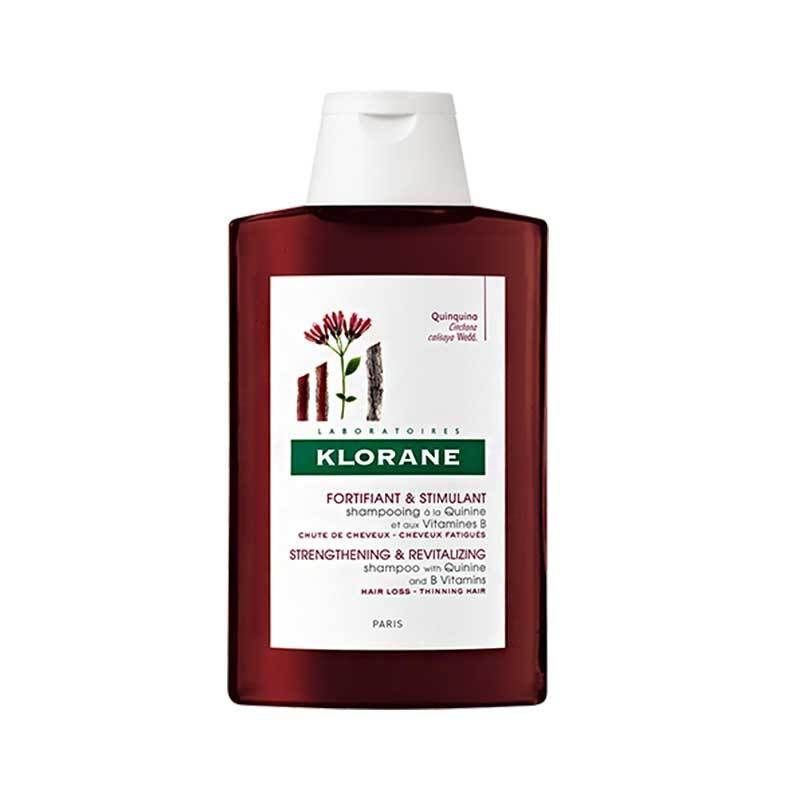 Klorane Shampoo-Flasche. Dunkelrote Flasche mit weißem Deckel. Aufschrift: Klorane, Fortifiant & Stimulant, Chinin & Vitamin B.