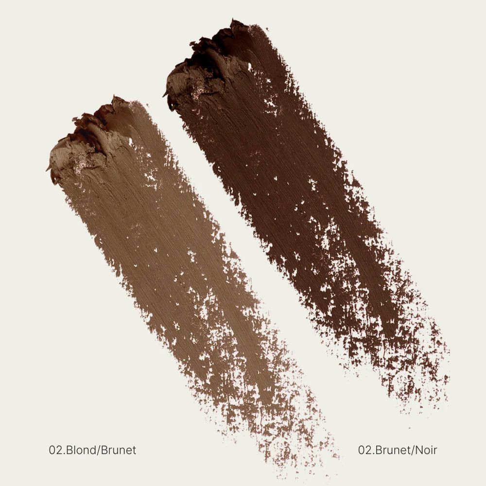 Application du crayon à sourcils. Couleur marron.