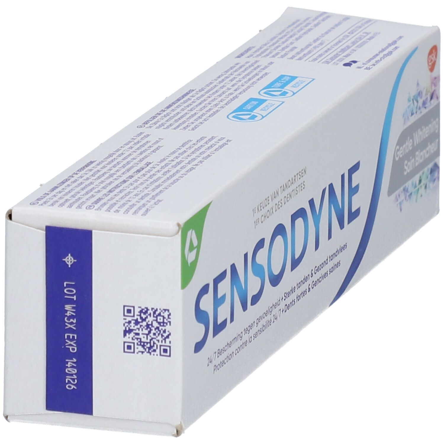 Emballage de dentifrice blanc avec un trait bleu. Inscription SENSODYNE. Code QR et numéro de lot sur le côté.
