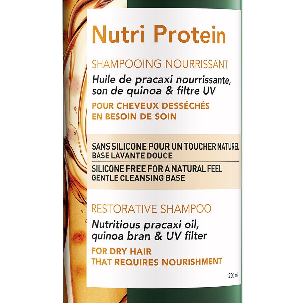 Gros plan sur le flacon de shampooing. Texte: Nutri Protein, Shampooing nourrissant. Pour cheveux secs. Sans silicone.