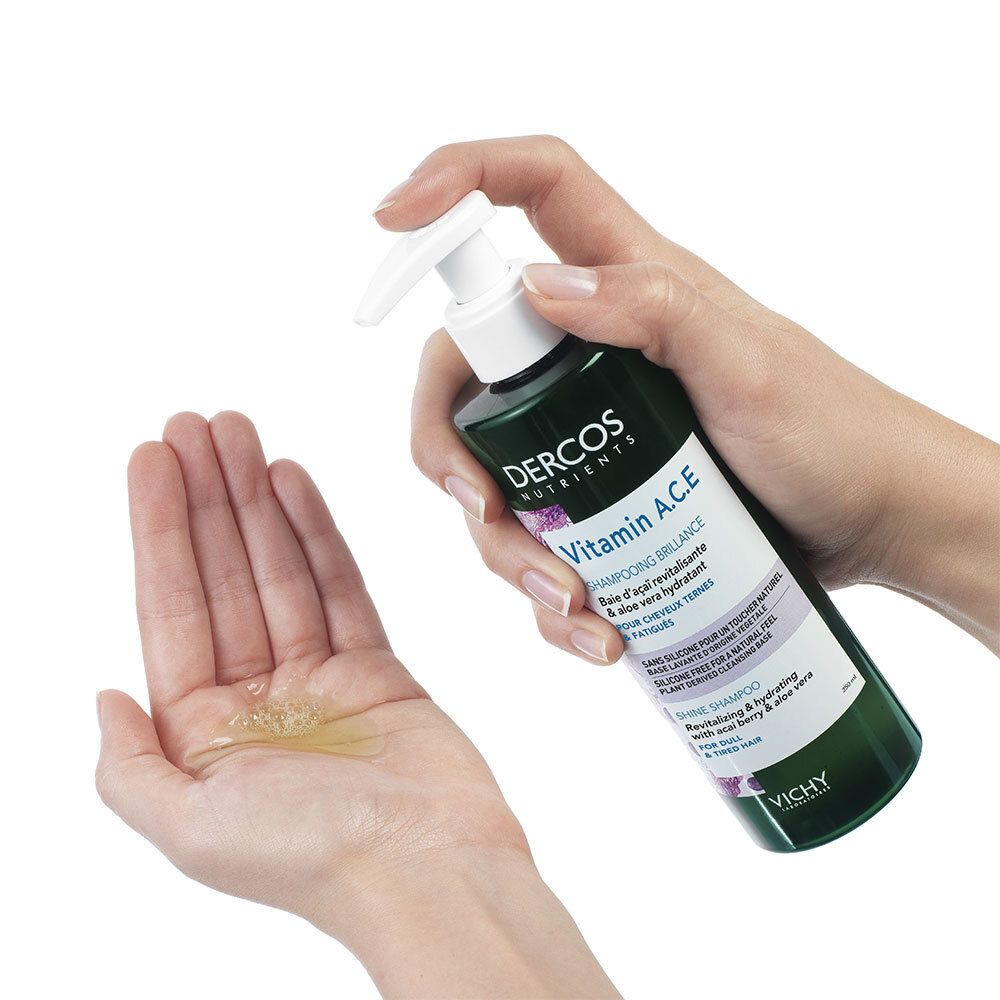 Handen houden een groene shampoo fles en een kleine hoeveelheid shampoo in de handpalm.