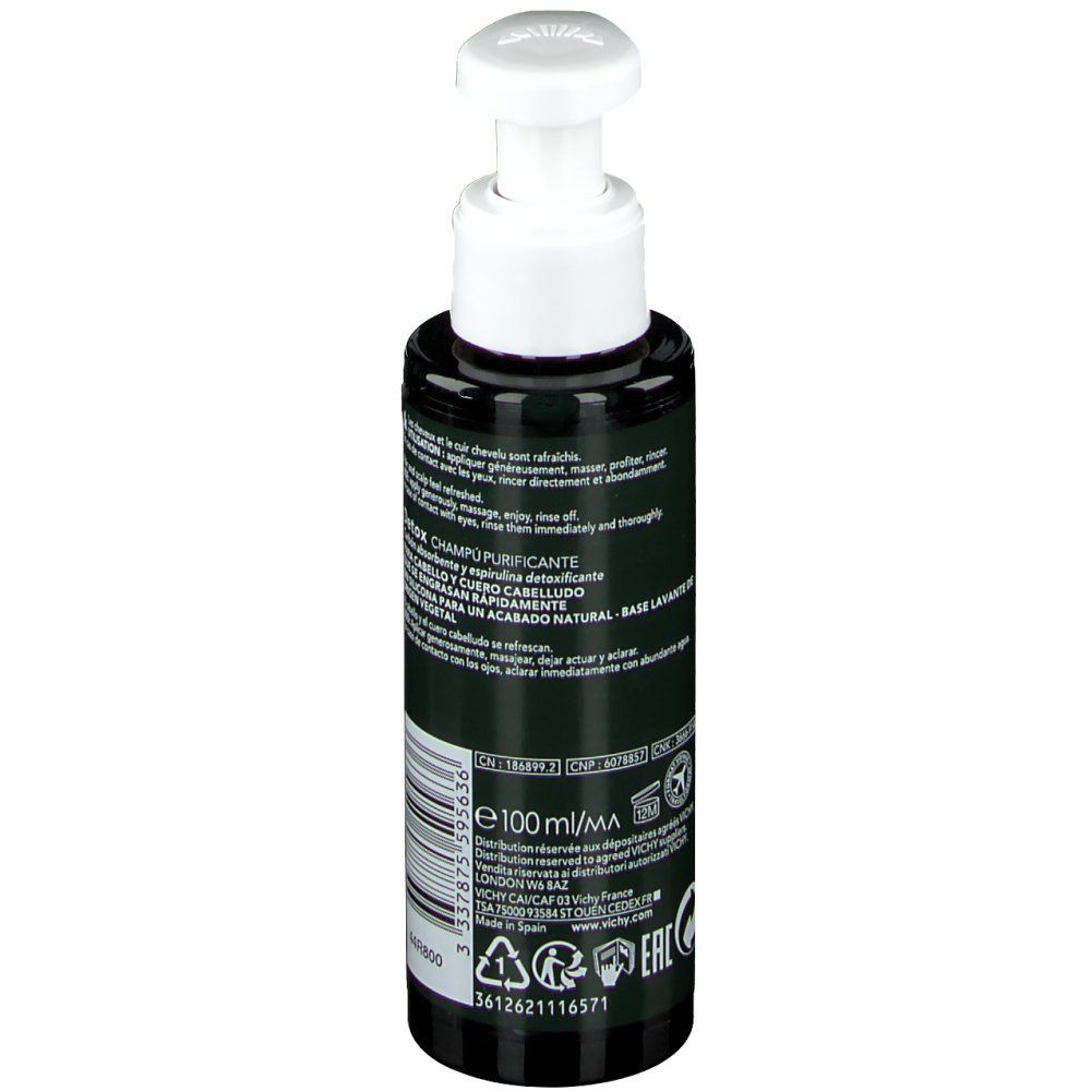 Flacon foncé avec pompe blanche. Étiquette avec texte et code-barres. Nom du produit et indication de volume. Gros plan.