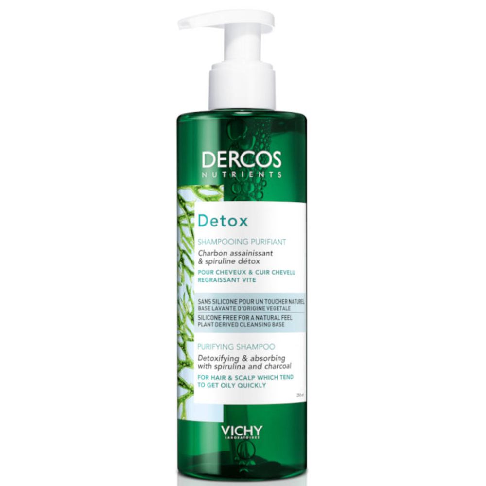 Groene fles met witte pomp. Opschrift Dercos Detox Shampoo. Bevat actieve kool en spirulina. Voor vet haar.