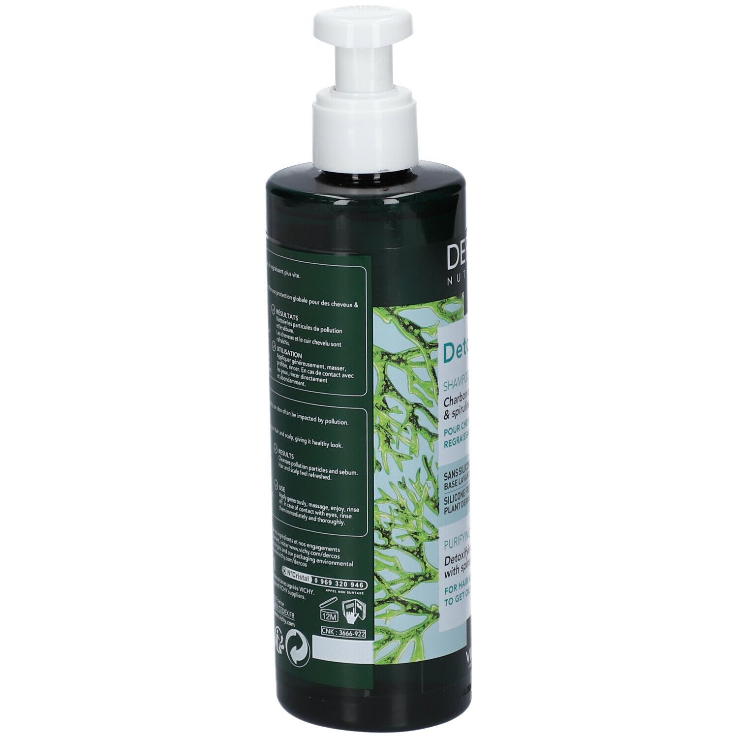 Achterkant van een groene fles met witte pomp. Tekst: Dercos Detox Shampoo. Bevat actieve kool en spirulina. Voor vet haar.
