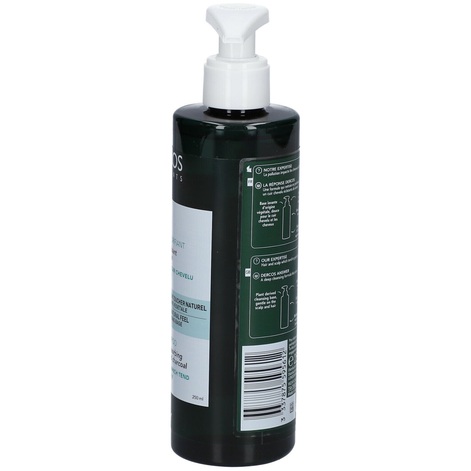 Achterkant van een groene fles met witte pomp. Tekst: Dercos Detox Shampoo. Bevat actieve kool en spirulina. Voor vet haar.