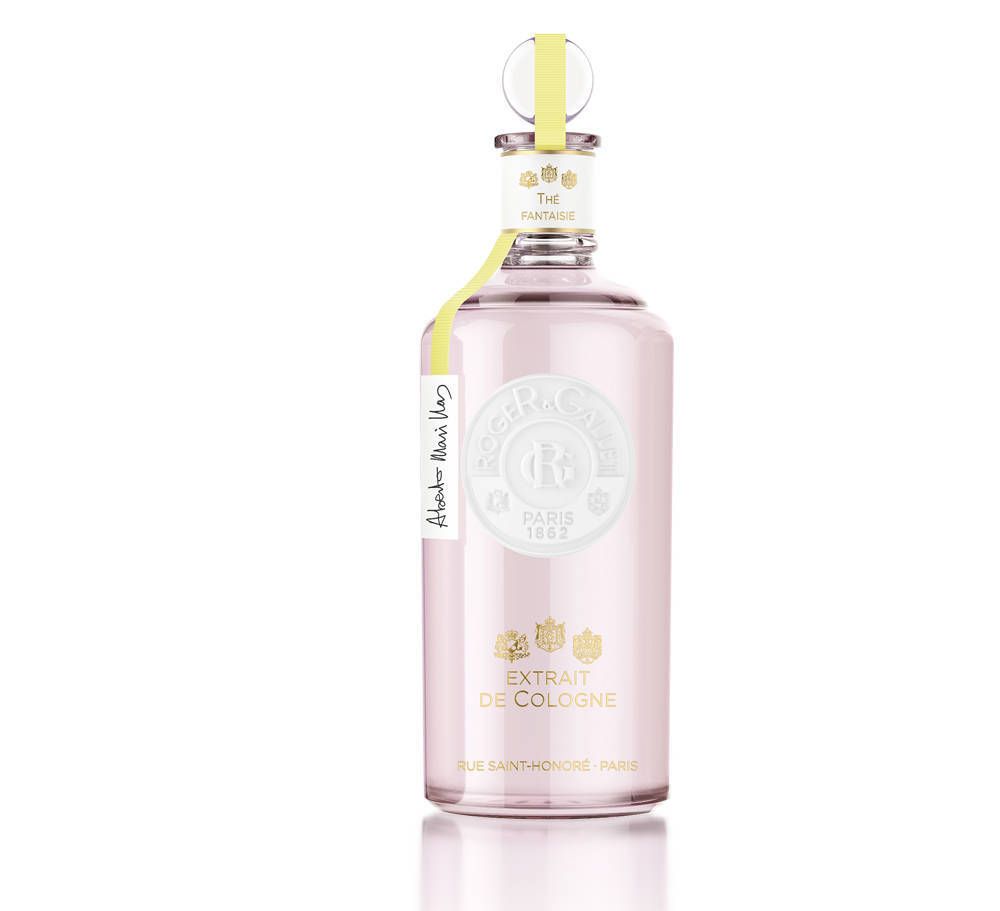Flacon rose avec bouchon jaune. Inscription: Roger & Gallet, Extrait de Cologne. Étiquette jaune avec texte.