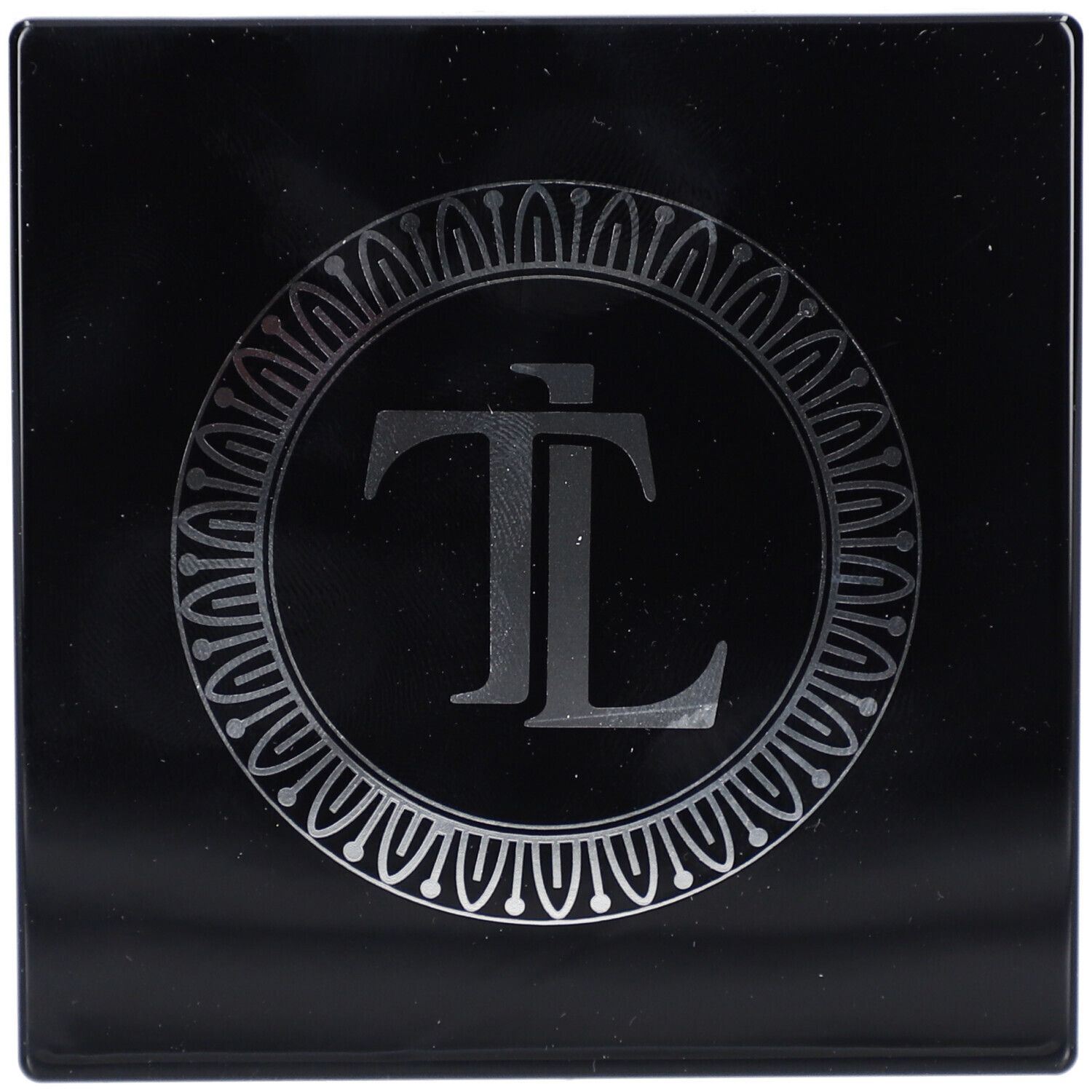Schwarze, quadratische T.LeClerc Eyeshadow Palette. Silbernes Logo mit den Buchstaben TL in einem Kreis.