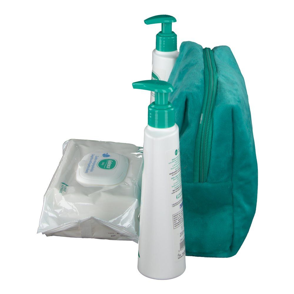 Ensemble avec deux flacons, lingettes et trousse verte. Flacons avec pompes vertes. Lingettes emballées dans du plastique.