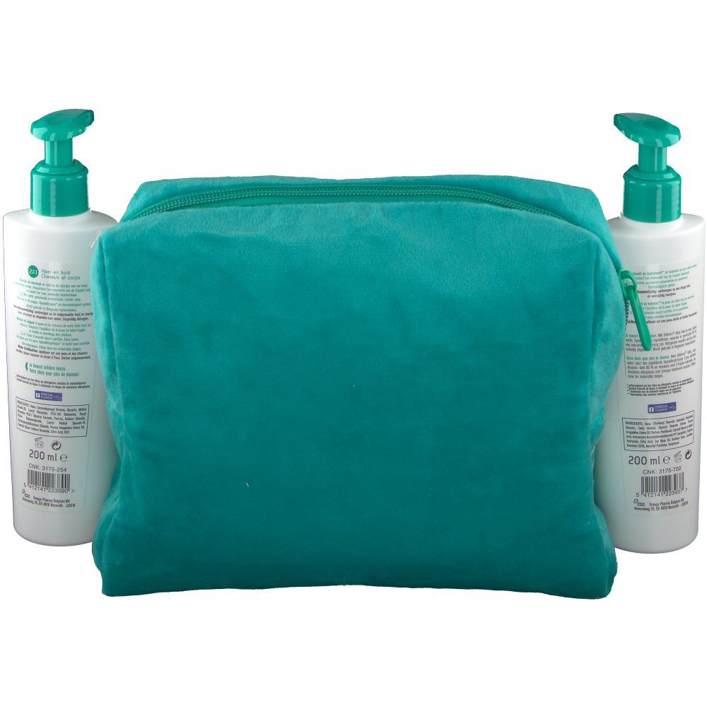 Ensemble avec deux flacons, une trousse verte. Flacons avec pompes vertes. Trousse avec fermeture éclair.