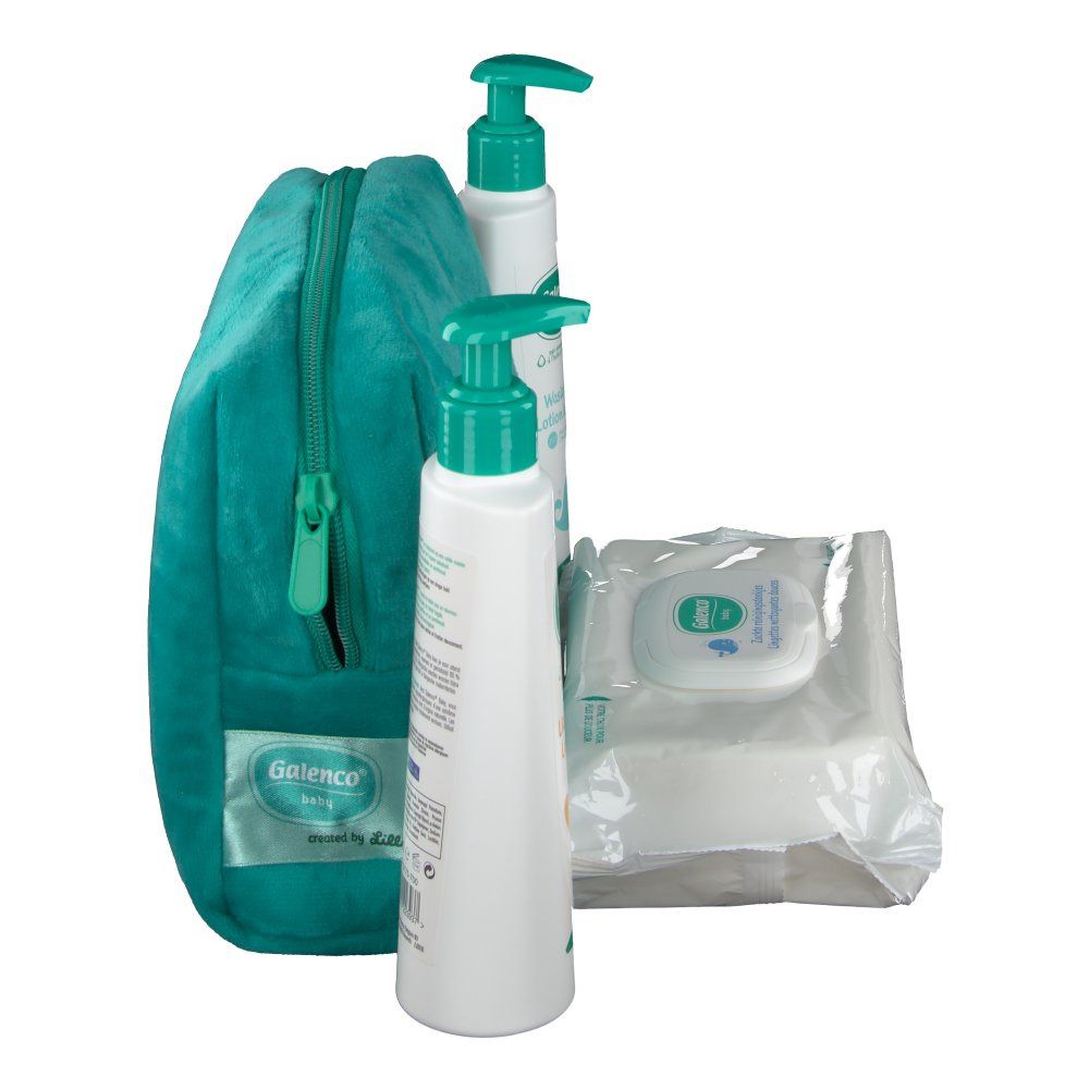 Ensemble avec deux flacons, lingettes et trousse verte. Flacons avec pompes vertes. Trousse avec logo.