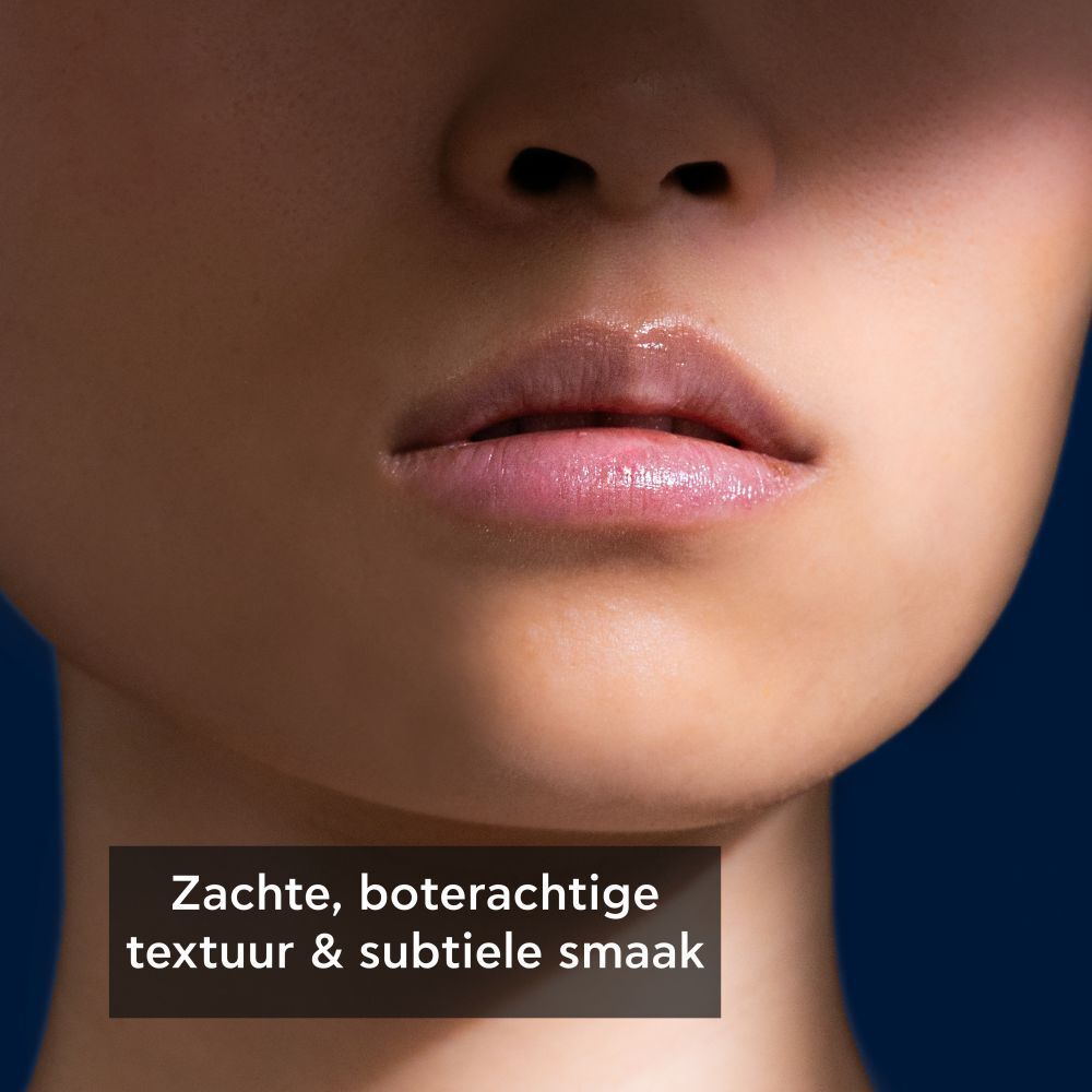 Close-up van lippen. Tekst: Zachte, boterachtige textuur & subtiele smaak.