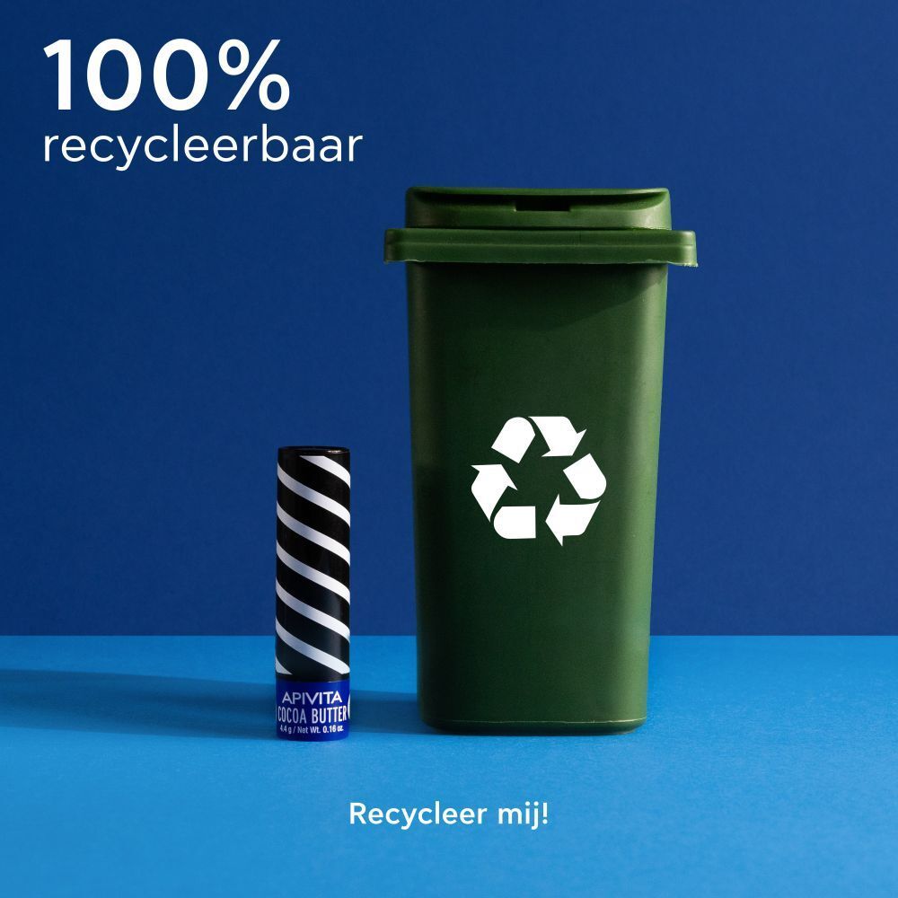 Lippenbalsem naast een groene vuilnisbak. Tekst: 100% recycleerbaar.
