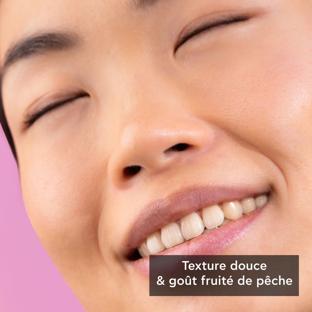 Stick à lèvres à côté d'une poubelle verte. Texte : 100% recyclable. Recyclez-le !