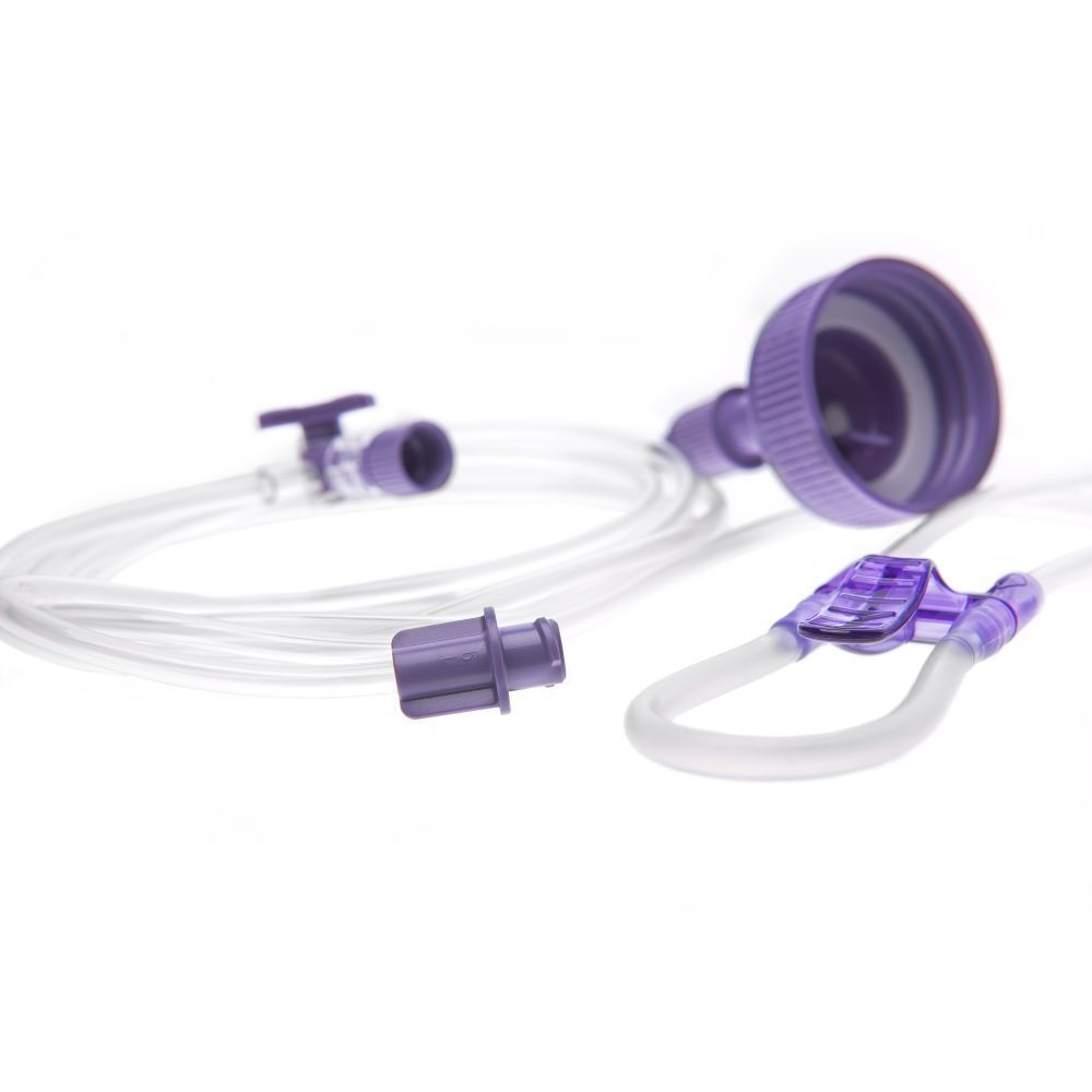 Set met paarse en transparante componenten: dop, slang, connector en ventiel. Op witte achtergrond.